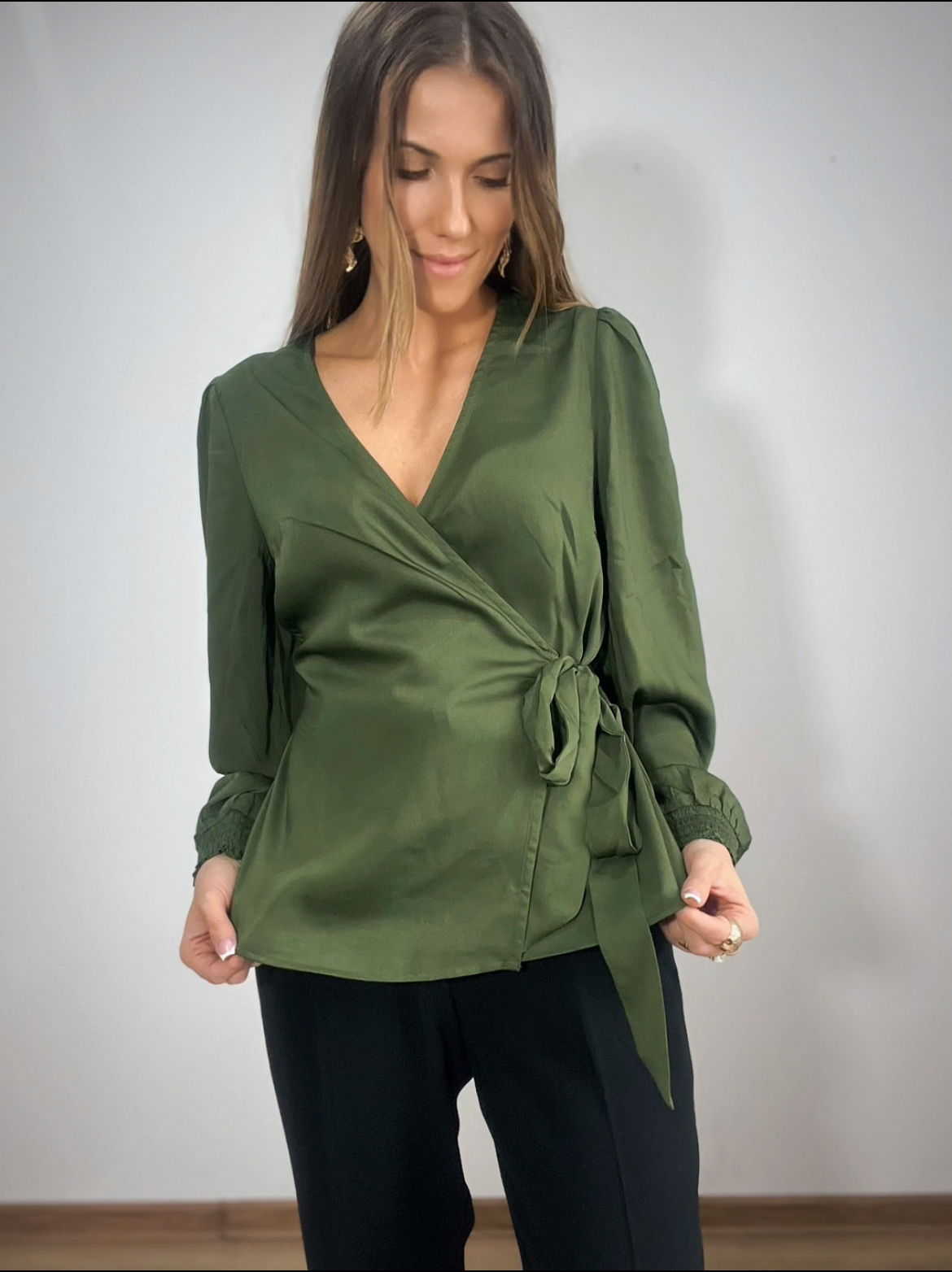 Zielona satynowa bluzka z wiązaniem r. M/L Cream - obrazek 3