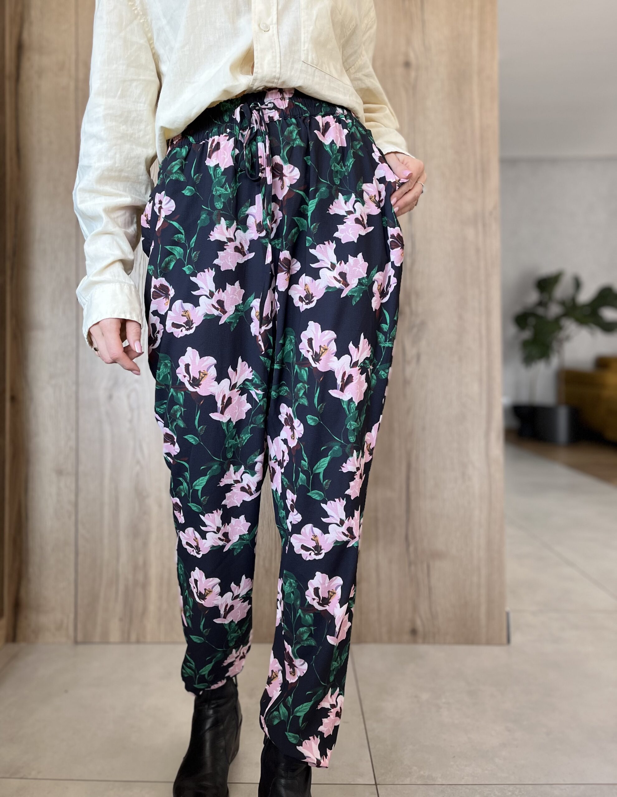 Spodnie w kwiaty r. L/XL Kaffe - obrazek 2