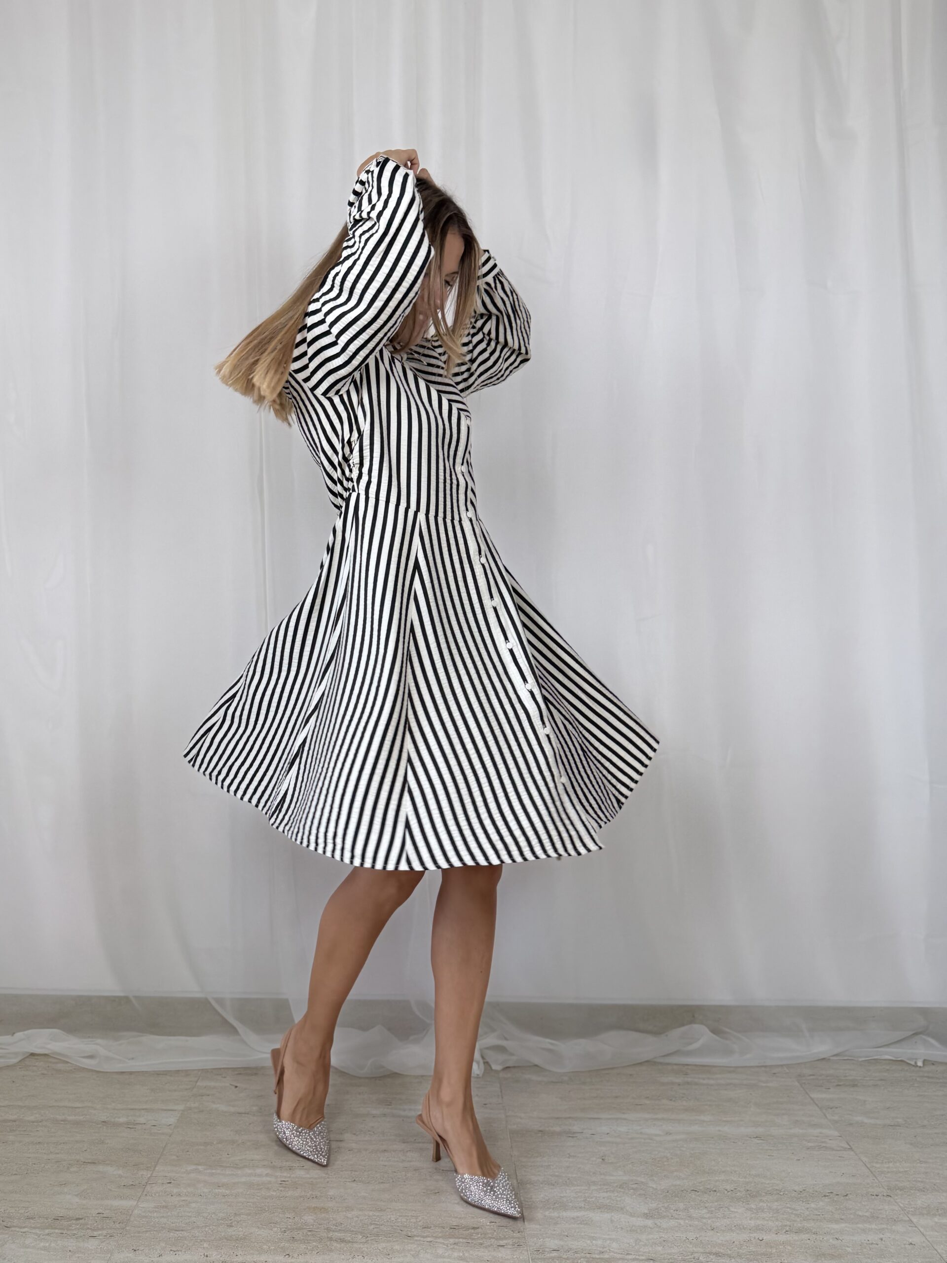 Rozkloszowana sukienka w paski r. M/L YAS